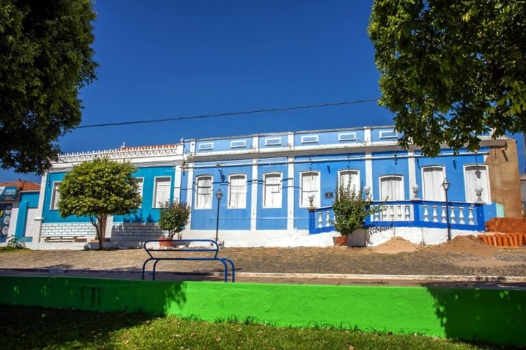 Casa de Cultura de Correntina, com janelas de madeira, estilo colonial, pintadas em branco, casa, na arquitetura artedecó pintada em azul com destaques em branco