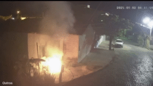 Casa é incendiada no Setor São Lázaro em possível ato de vingança