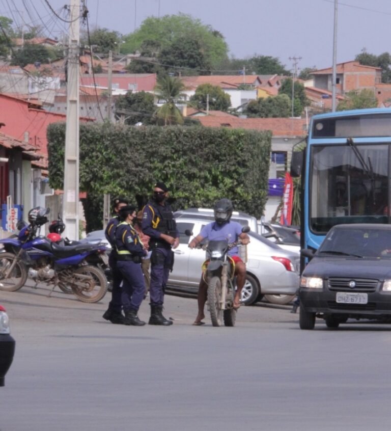Agentes e veículos em via pública, em imagem de divulgação.