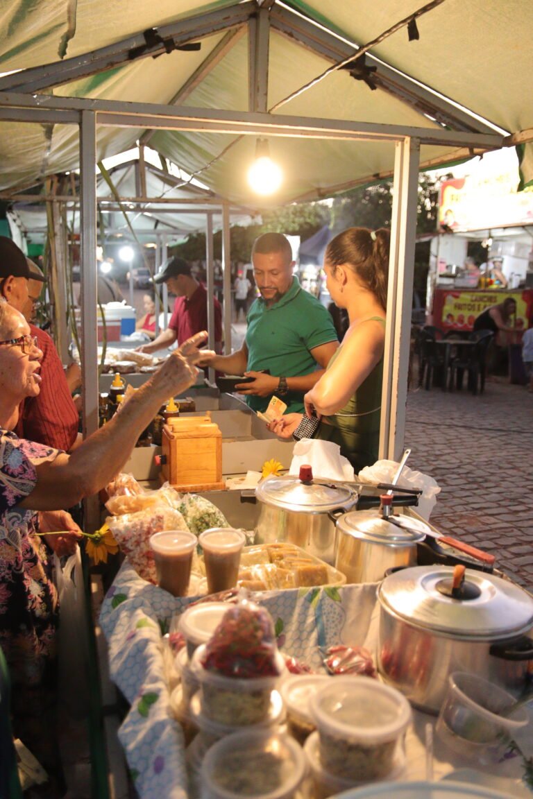 Atendimento em barraca com alimentos preparados.